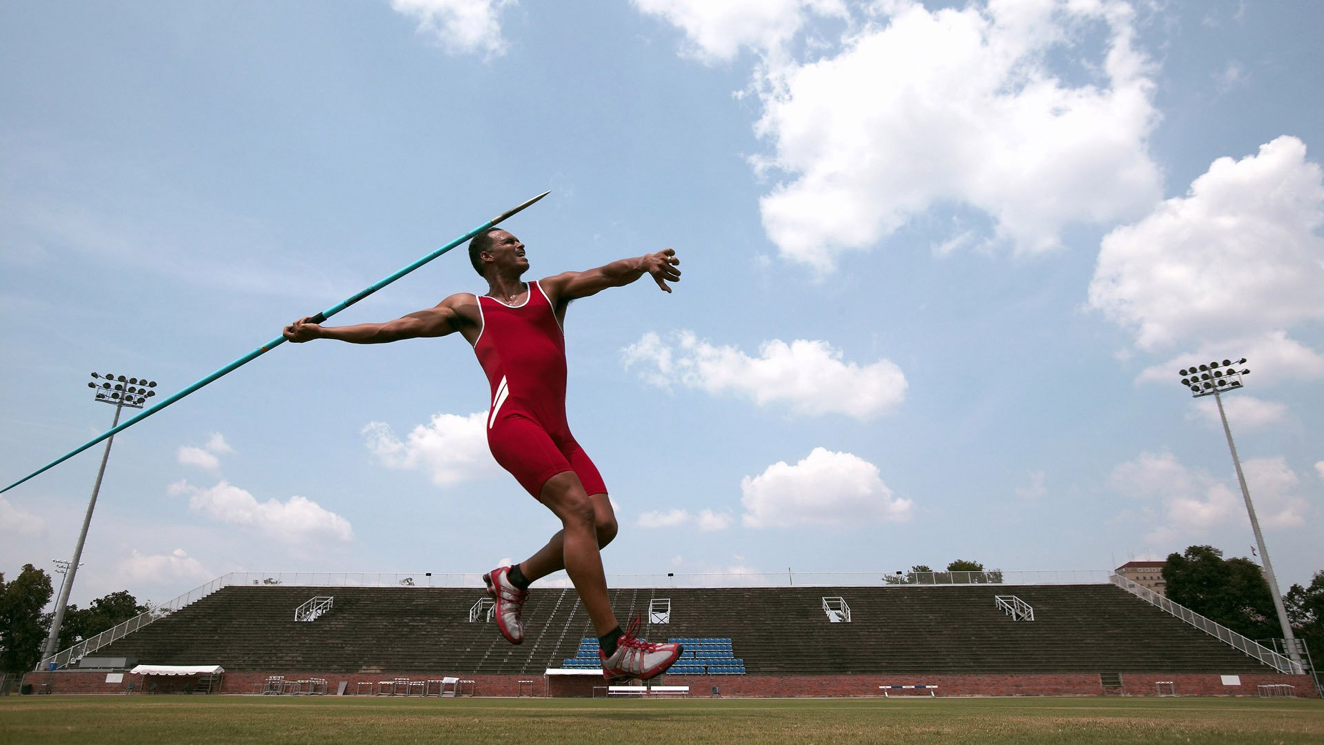 “东安湖赛场：跑酷选手与障碍赛道之间的极限博弈”